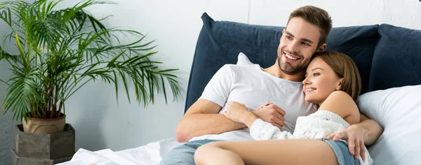 Tiro Panorámico Hombre Guapo Abrazando Sonriente Atractiva Mujer —  Fotos de Stock