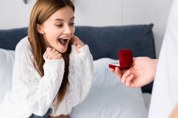 Bijgesneden Beeld Van Man Doet Huwelijksaanzoek Aan Geschokte Vrouw — Stockfoto