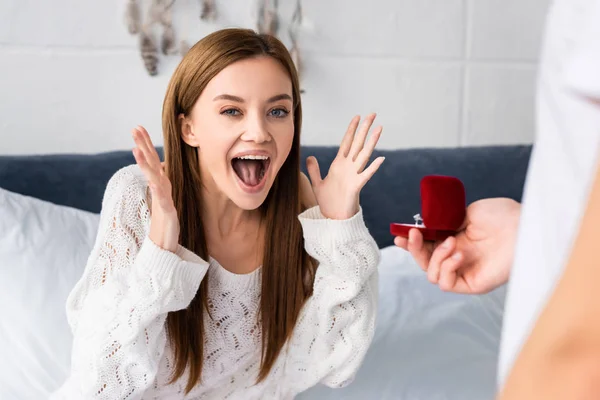 Vista Recortada Del Hombre Haciendo Propuesta Matrimonio Mujer Conmocionada — Foto de Stock