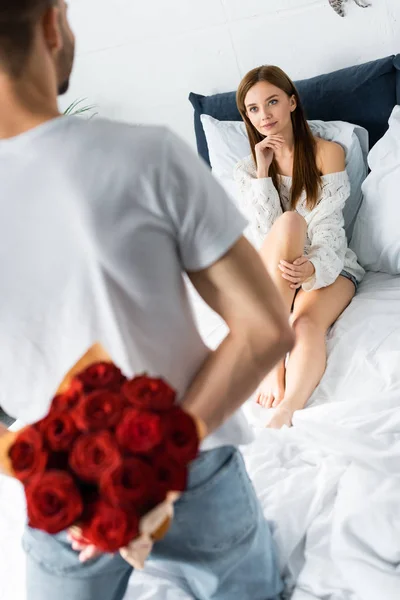 Vista Ritagliata Dell Uomo Con Bouquet Scatola Donna Premurosa Che — Foto Stock