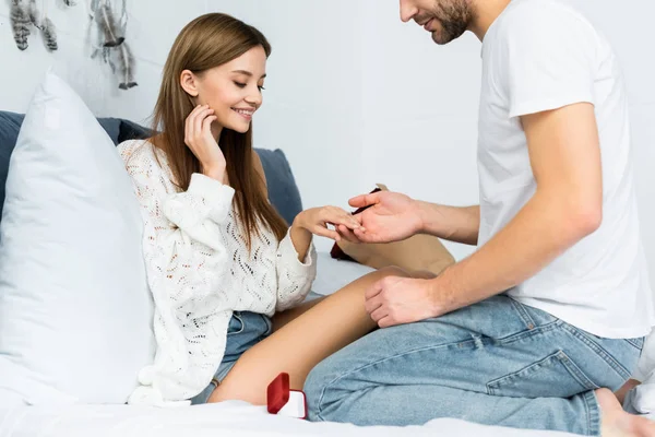 Abgeschnittene Ansicht Eines Mannes Der Schockierter Frau Einen Heiratsantrag Macht — Stockfoto