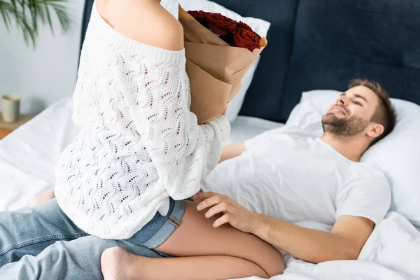 Bijgesneden Uitzicht Vrouw Met Boeket Zitten Glimlachende Man — Stockfoto