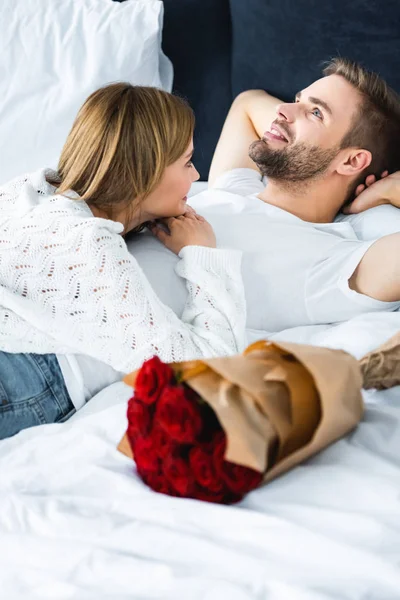 Vrouw Liggend Glimlachen Knappe Man Bed — Stockfoto