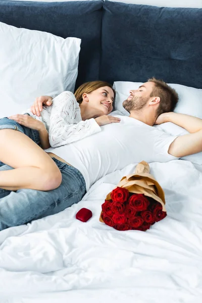 Glimlachende Aantrekkelijke Vrouw Knappe Man Knuffelen Bed — Stockfoto