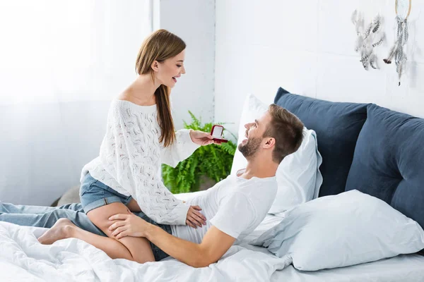 Mulher Atraente Fazendo Proposta Casamento Para Homem Bonito — Fotografia de Stock