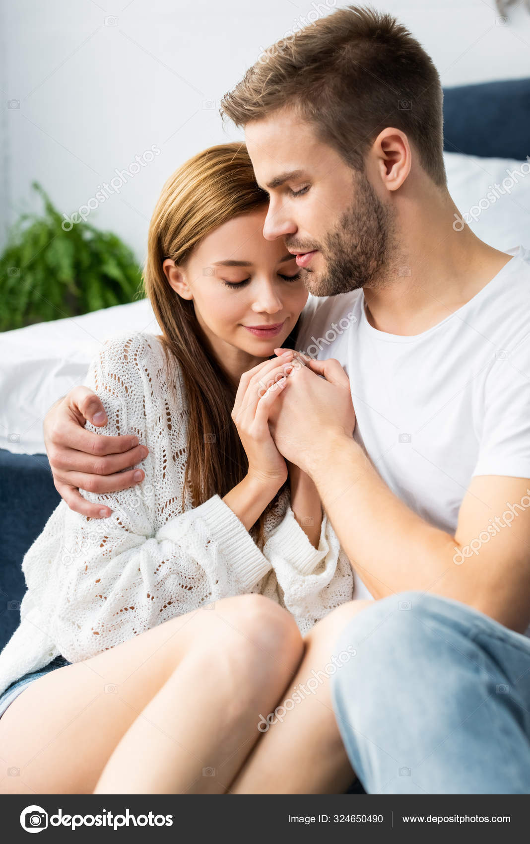 Schöner Mann Umarmt Attraktive Frau Und Hält Ihr Die Hand — Stockfoto