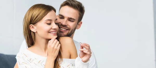 Plano Panorámico Hombre Guapo Haciendo Propuesta Matrimonio Mujer Sonriente Atractiva — Foto de Stock