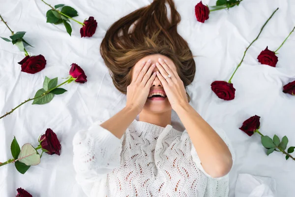 Bovenaanzicht Van Lachende Vrouw Verduisterende Gezicht Liggend Bed — Stockfoto