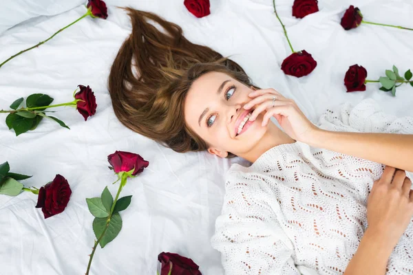 Sonriente Mujer Mirando Hacia Otro Lado Acostada Cama Con Rosas — Foto de Stock