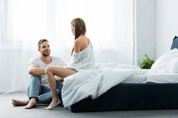 Knap Lachende Man Praten Met Vrouw Appartement — Stockfoto