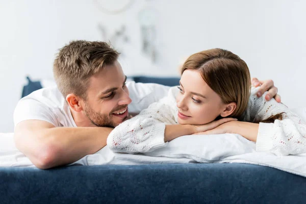 Hombre Guapo Abrazando Mujer Atractiva Sonriente Apartamento — Foto de Stock