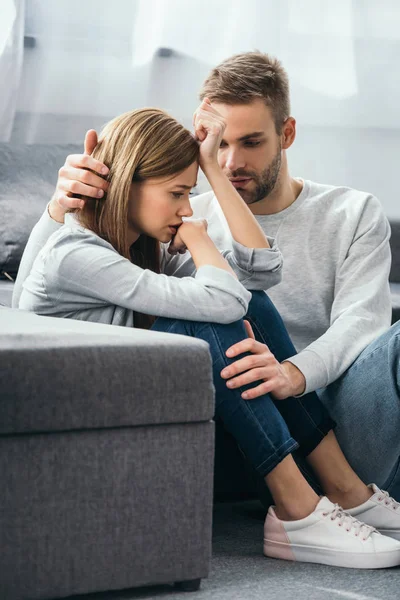 Stilig Man Lugnar Ner Sorgsen Kvinna Rånad Lägenhet — Stockfoto