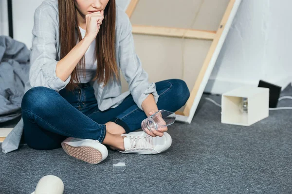 Vista Ritagliata Donna Triste Seduta Sul Pavimento Appartamento Derubato — Foto Stock