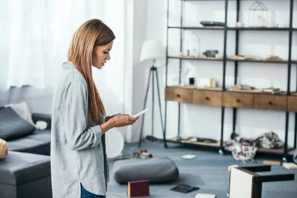 Sidovy Attraktiv Kvinna Med Hjälp Smartphone Rånad Lägenhet — Stockfoto