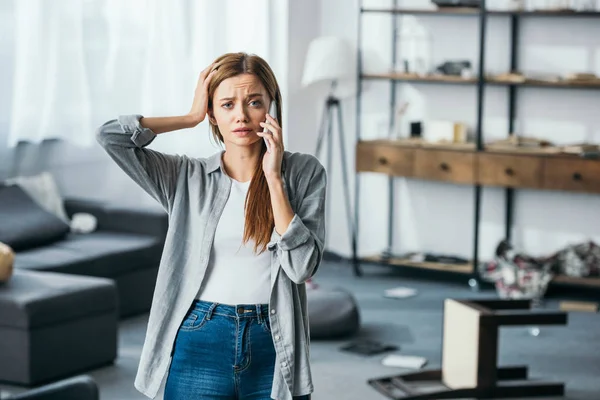 Attractive Sad Woman Talking Smartphone Robbed Apartment — Stock Photo, Image