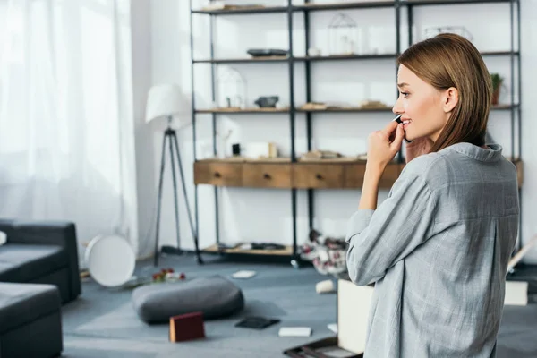 Mujer Atractiva Triste Hablando Teléfono Inteligente Apartamento Robado — Foto de Stock