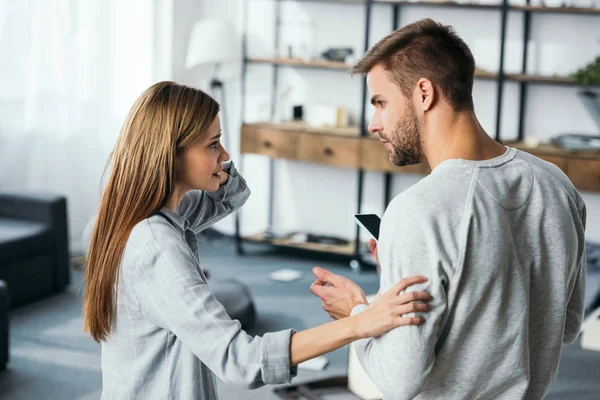 Mulher Triste Falando Com Homem Bonito Com Smartphone Apartamento Roubado — Fotografia de Stock