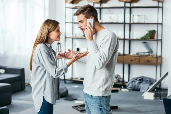 Vista Laterale Donna Arrabbiata Bell Uomo Che Parla Smartphone Appartamento — Foto Stock