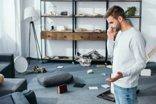 Side View Handsome Man Talking Smartphone Robbed Apartment — Stock Photo, Image