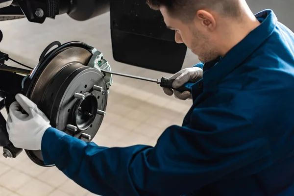 Young Mechanic Adjusting Brake Caliper Screw Driver — Stock Photo, Image