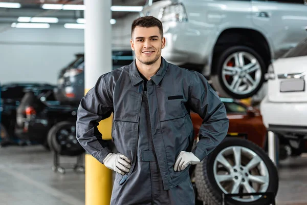 Smiling Mechanic Looking Camera While Standing Workshop Hands Hips — Stock Photo, Image