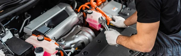 Partial View Mechanic Inspecting Car Engine Compartment Panoramic Shot — Stock Photo, Image