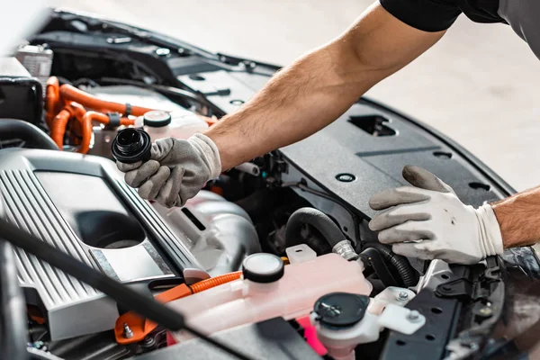 Cropped View Mechanic Holding Oil Cap Motor Compartment — Stock Photo, Image