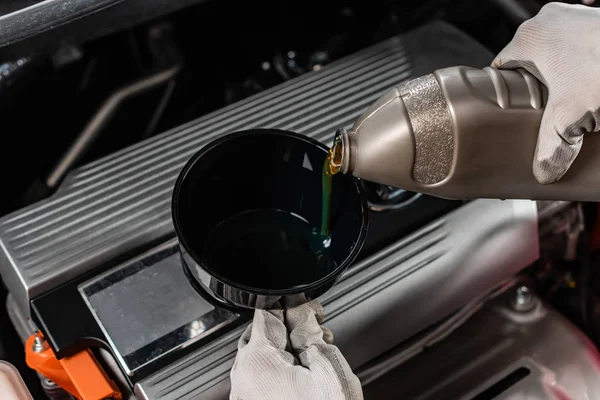 Cropped View Mechanic Pouring Lube Oil Funnel — Stock Photo, Image