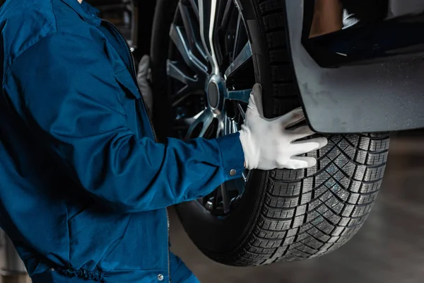 Vista Recortada Mecánico Instalación Neumático Nuevo Coche — Foto de Stock