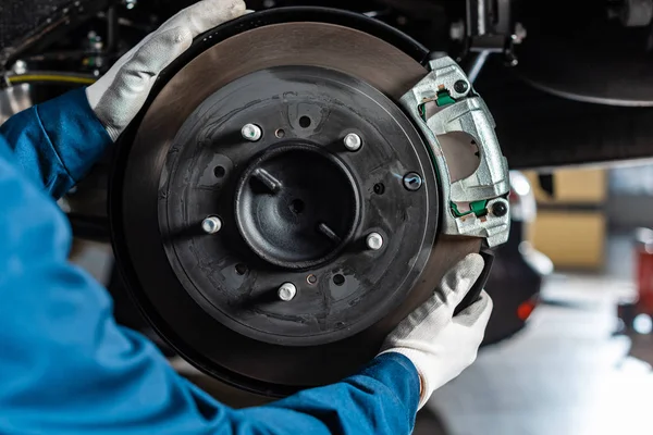Cropped View Mechanic Adjusting Assembled Disc Brakes Brake Caliper — Stock Photo, Image