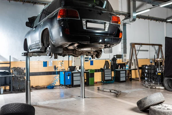 Modern Black Car Raised Car Lift Workshop — Stock Photo, Image