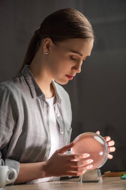 Masada kristal küre kullanan güzel astrologların yan görüntüsü
