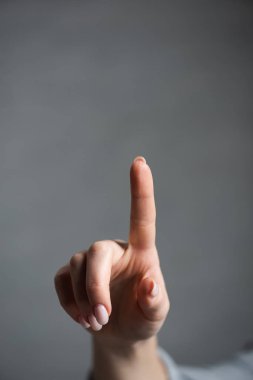Kırlaşmış kadın görüşü Gri üzerinde parmak ile izole