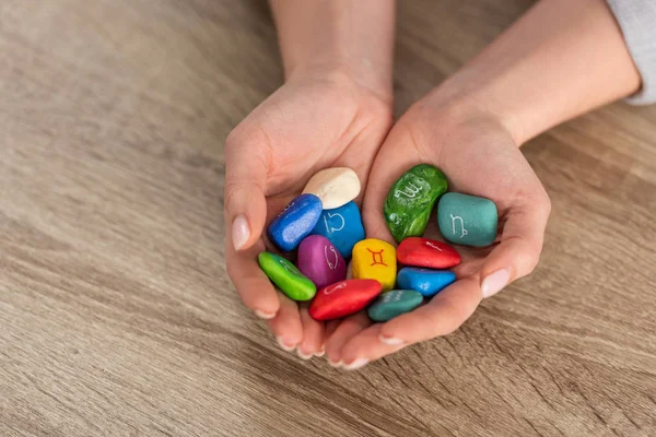 Vista Ritagliata Della Donna Che Tiene Mano Pietre Colorate Con — Foto Stock