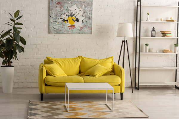 Интерьер с желтым диваном в гостиной
