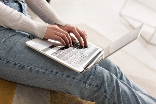 Bijgesneden Beeld Van Vrouw Laptop Toetsenbord — Stockfoto