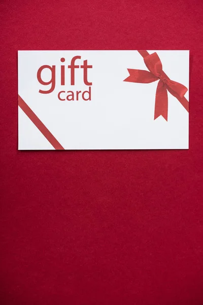 Top View White Gift Card Red Surface — Stock Photo, Image