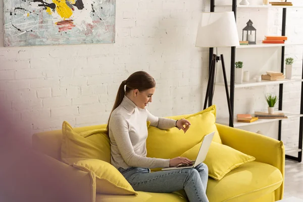 Side View Smiling Girl Holding Credit Card Using Laptop Sofa — Stock Photo, Image