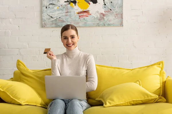 Menina Bonita Sorrindo Para Câmera Segurando Cartão Crédito Com Laptop — Fotografia de Stock