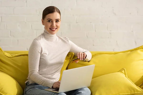 Chica Atractiva Con Tarjeta Crédito Portátil Sonriendo Cámara Sofá — Foto de Stock