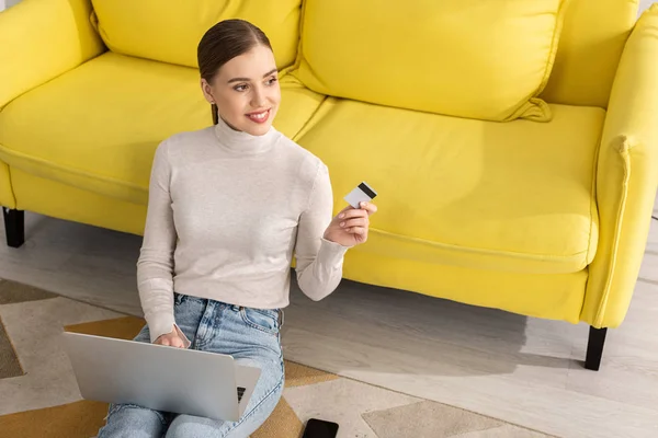 Smiling Girl Holding Credit Card Using Laptop Floor Living Room — Stock Photo, Image
