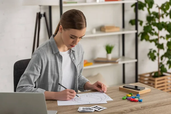 Schöne Astrologin Zeichnet Geburtshoroskop Mit Karten Mit Sternzeichen Und Laptop — Stockfoto