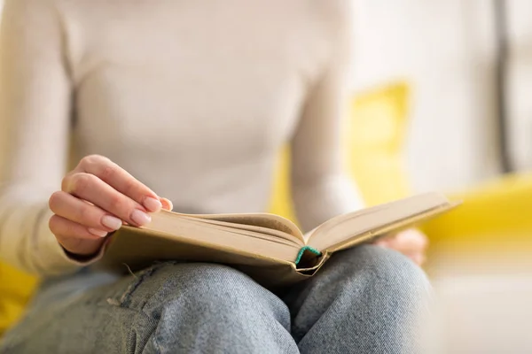 Vista Cortada Mulher Lendo Livro Sofá Casa — Fotografia de Stock