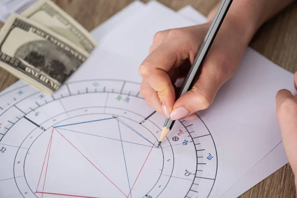 Ausgeschnittene Ansicht Des Astrologen Zeichnet Geburtshoroskop Neben Bargeld Auf Dem — Stockfoto