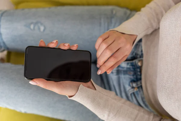 Widok Kobiety Trzymającej Smartfona Pustym Ekranem Kanapie — Zdjęcie stockowe