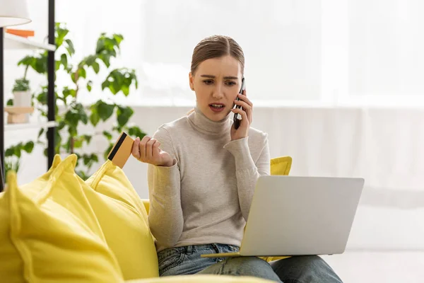 Disappointed Girl Credit Card Laptop Talking Smartphone Couch — Stock Photo, Image