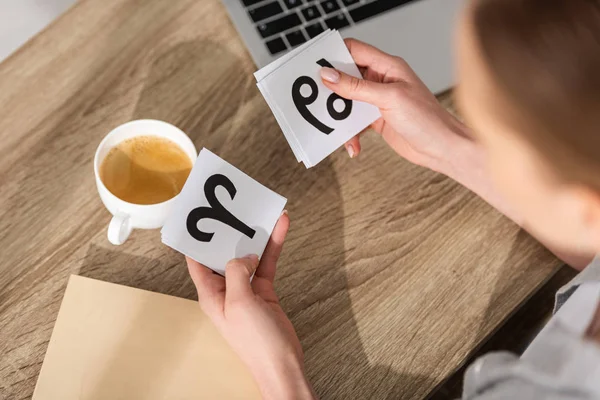 Overhead Ansicht Einer Frau Die Karten Mit Sternzeichen Mit Kaffee — Stockfoto