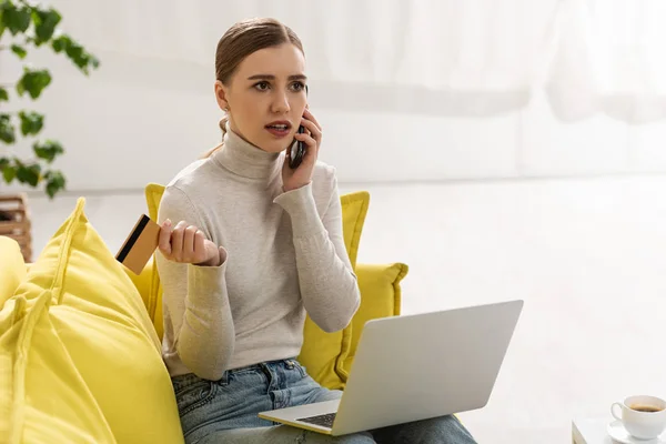 Mulher Atraente Com Cartão Crédito Laptop Conversando Smartphone Sofá — Fotografia de Stock