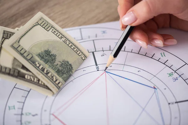 Обрезанный Вид Астролога Рисующего Натальную Диаграмму Рядом Банкнотами Доллара Столе — стоковое фото