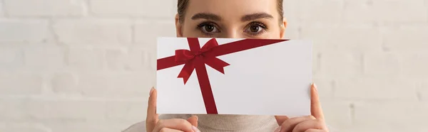 Imagen Panorámica Mujer Cubriendo Cara Con Tarjeta Regalo Mirando Cámara — Foto de Stock